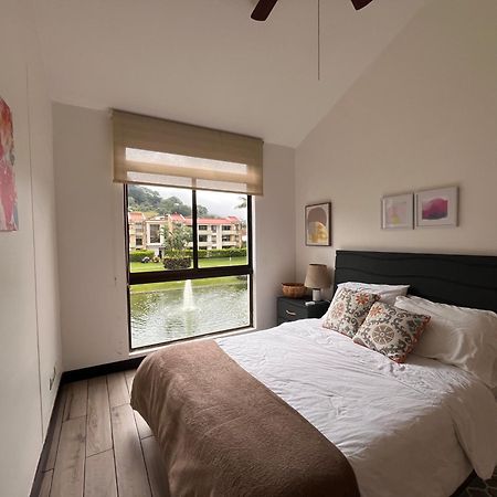 Cr Mariposa Rentals Lakeview Penthouse With Office Space, Pool, Gym, Tennis Santa Ana  Exterior photo